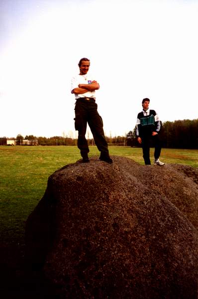 (Zleva) King a Tom stojc na Kynvartskch kamenech.