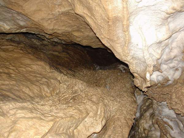 Krasov atrakce jeskyn Mal lesk: zajmav dozlatova zbarven lenit tvary se snoub se snhoblm podkladovm vpencem ...
