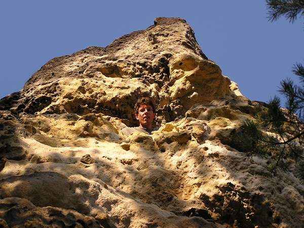 Kvtkova hlava vykukuje z prlezn jeskyky lenitho skalnho masivu. Zkuste ji najt!
