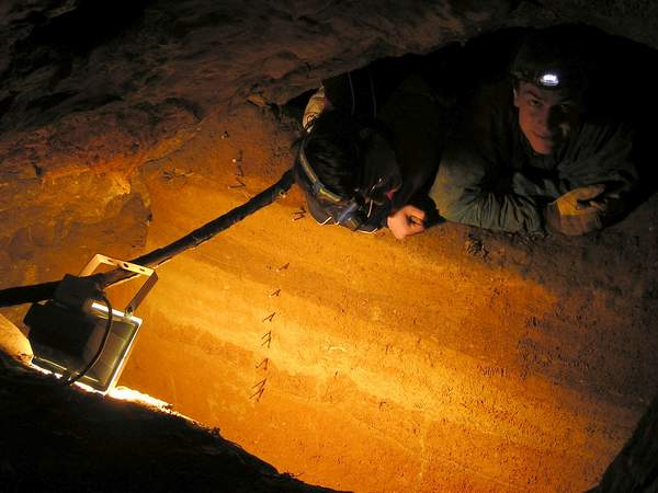 Na konci bonusov plazivky je druh jeskyn "Tereza", ve kter studenti geologie peliv preparuj pdn profil. Reflektor osvtluje stnu z rznobarevnch pdnch vrstev s hebky oznaujcmi jednotliv rozhran; nahoe le jedna ze studentek a Martin (vpravo), kter prv pilezl z plazivky.