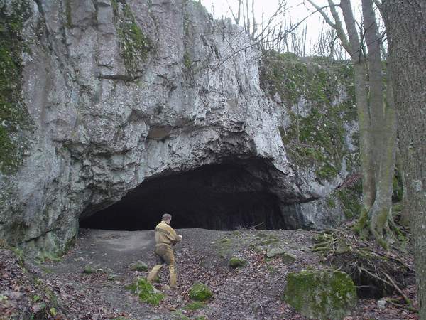 Jeskyn "Pekrna" s obrovitm stm je jako stvoen pro lovce mamut ... skla nad vchodem a okoln les dopluj psobivou scnu.