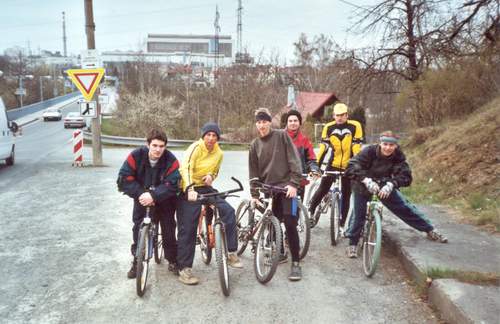 Na jzdu se t (zleva) Skrblk, Hany, Ryska, Malek, Maran a King.