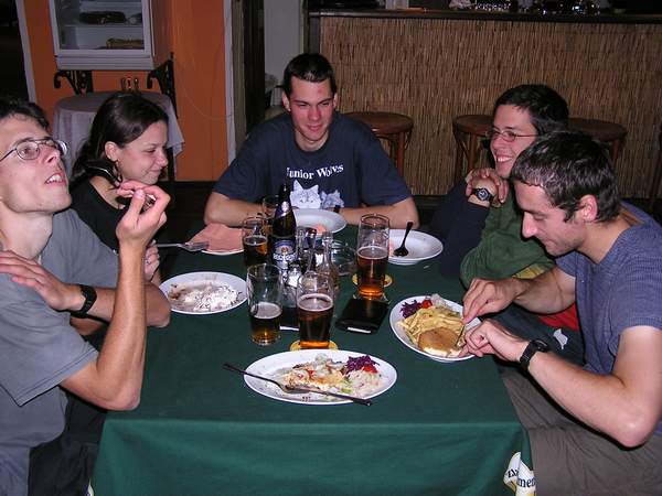 SDA v Rji: spousta dobrot na stole a jen sten pjemn obsluha. Zprava: Maran, Pavel, Tom, Petra a Kvtko.