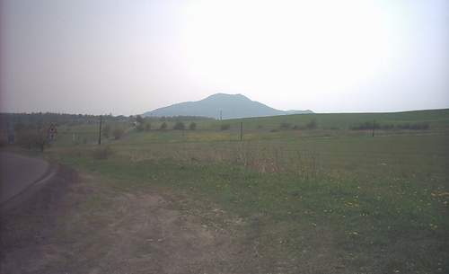 Foto jinho obzoru, na kterm vystupuje osaml hora Sedlo - jedna z nejvych v tto oblasti.