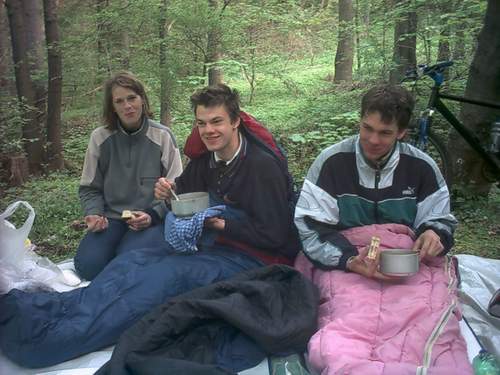 (Zleva) Pavla, Michal a Tom vesele sndaj jet ve spaccch. Ve v hustm listnatm lese.