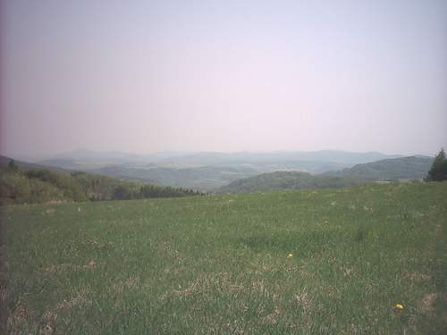 Pohled ze sedla nad Blankarticemi zpt k severu. V poped louky, na obzoru hranin hory s Nmeckem.