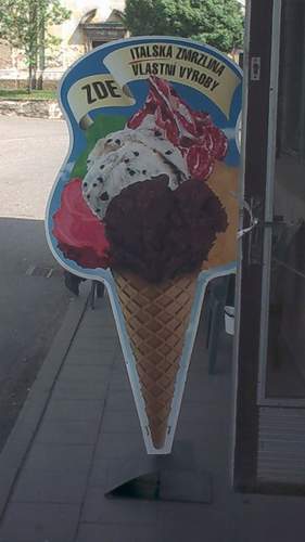 Dokumentace originln reklamy: velk umlohmotn pouta ve tvaru zmrzliny s npisem "Zde: italsk zmrzlina vlastn vroby".