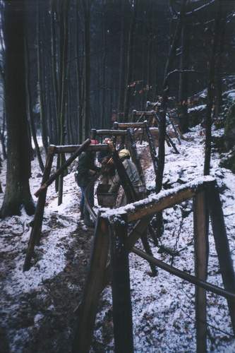 (Zleva) Michal, olek a Ba (praotec Morous) vyprazduj kalfas na konci jeho drhy v lese.
