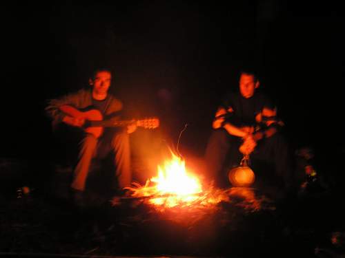 Maran (vlevo) s kytarou a Tom v rud zi plpolajcho tborku ...