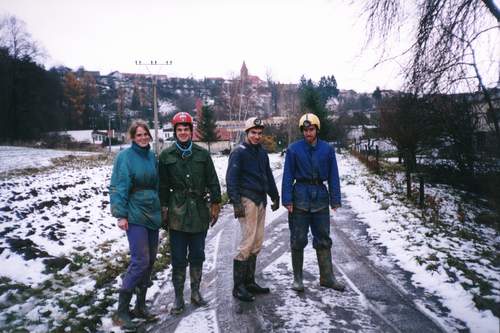 (Zleva) Pavla, Michal, olek a Maran pzuj na silnice nedaleko vchodu do Novho Lopae. V pozad Ostrov u Macochy.