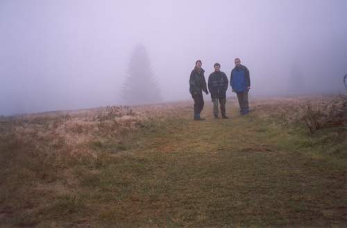 (Zleva) Kvtko, Skrblk a Maran pzuj na Ruckowitz Schachten. Za nimi se ve hal do hust bl mlhy.