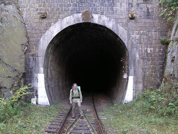 Maran na kolejch ped jednm z plaskch elezninch tunel. Bude ekat na vlak?