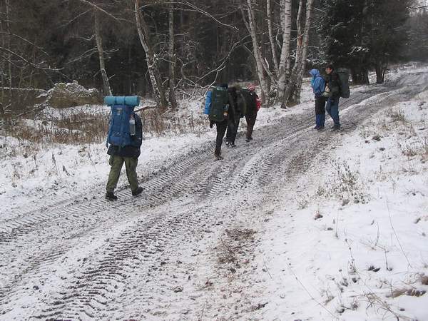 Foto skupiny za pochodu po erstv vyjetch stopch od bvpek nap lesem. Nejble a nejvce vlevo Skrblk, pak Houbk, Malek, Markza, Tom a Kvtko.