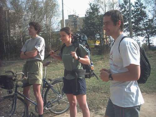 Petra (uprosted) na startu ultramaratonu. Vlevo Kvtko na kole a vpravo Maran pky tvo (spolu s fotografem Burizonem) servisn tm.