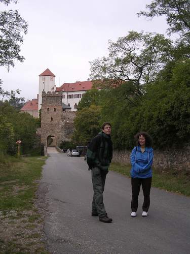 Markza (vpravo) a Kvtko na cest ped vstupn branou Btova. V pozad tento hrad.
