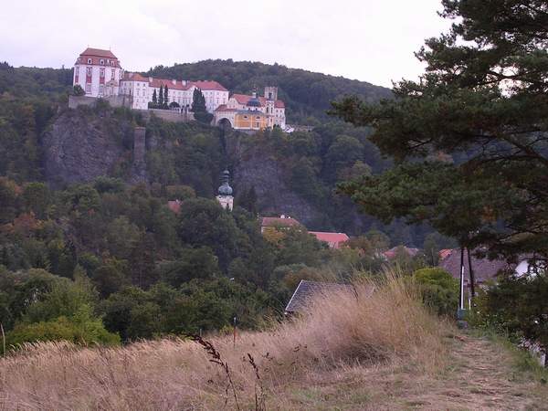 Pohled na zmek Vranov stojc na mohutnm skalisku nad obc a ekou. Foto pi sestupu od pehrady.