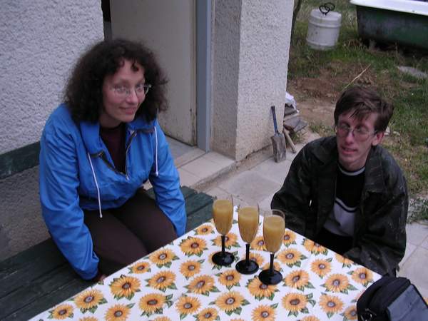 Houbk (vpravo) a Markza kolem zahradnho stoleku. A na nm ti e zlatavho burku ... na zdrav!