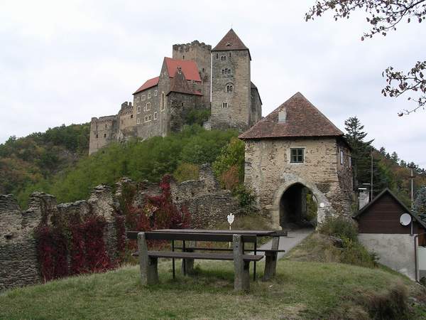 Pohled na mocn rakousk hrad z boku, nedaleko vstupn brny. Vstupn jen 180 K :-) (pro studenty).