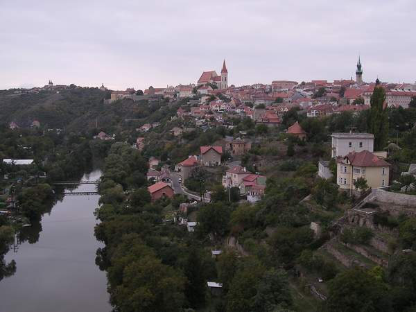 Pohled na Znojmo z prostedku elezninho mostu: historick centrum, kostel sv. Mikule a pod tm vm klidn hladina Dyje.