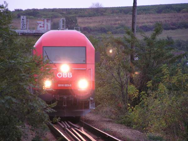 Rakousk motorov vlak blc se od mostu k nm, eln pohled.
