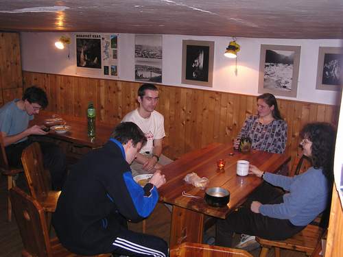 (Zleva) Kvtko, Michal, Maran, Hanka a Markza v tuln jdeln jeskysk zkladny "Slepirna".