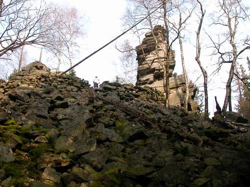 Kamenn moe, (zatm jet) bezlist vtvov mohutnch biz a Kvtkova zda - to je, spolu s ojedinlm skalnm tvarem pipomnajcm kon, typick panorama vrcholu brdsk hory Konek.