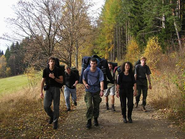 Celá skupinka SDA (kromě fotícího Houbáka) rázně vykračuje cestou na okraji lesa a luk, je kam spěchat - jsme pozadu.