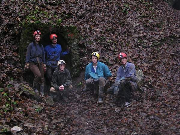 Zvren foto ped vchodem do Amatrsk jeskyn: (zleva) Markza, Maran, Houbk, Michal a Kvtko. "Zase nkdy na Amoce"!