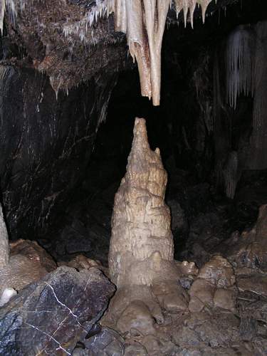 Velk stalagmit a stalaktit uprosted rozlehl sluje. K jejich spojen zdnliv mnoho nechyb, ale ... V okol mnostv dal krpnkov vzdoby.