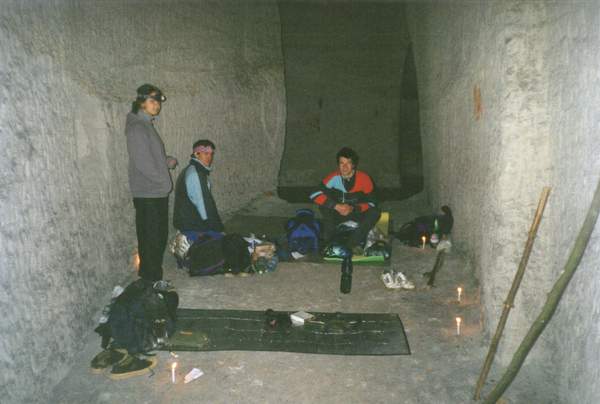 (Zleva) Petra, Tom a Michal se chystaj ke spnku v kempu.