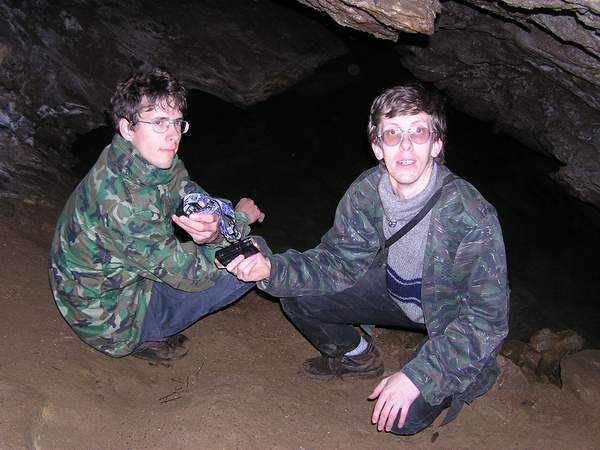(Zleva) Kvítko a Houbák pózují nad jezírkem v jeskyni Peklo. Strop tady není moc stabilní ...