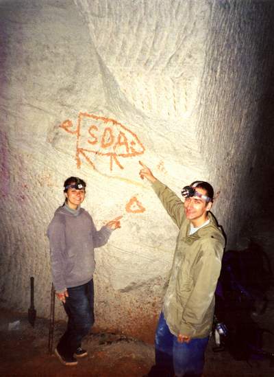 (Zleva) Petra a Maran jsou hrdi na nae spolen dlo (kter se skv na zdi za nimi). Takov podpis tu jet nemaj :-)!
